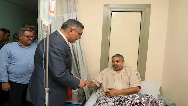 محافظ الجيزة يتفقد صحة بطل حادث إنقاذ “فتاة المنيب” محافظ الجيزة يتفقد صحة بطل حادث إنقاذ “فتاة المنيب”