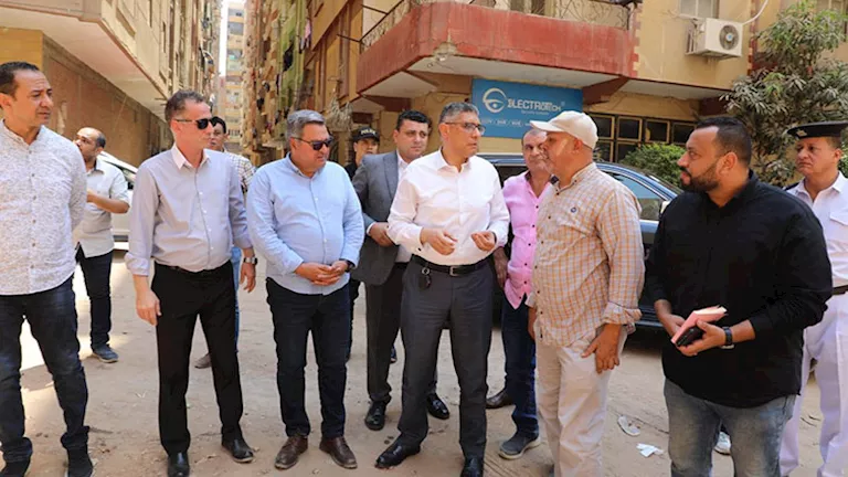 محافظ الجيزة يشرف على هدم 6 أبراج غير قانونية في شارع اللبيني بحي الهرم