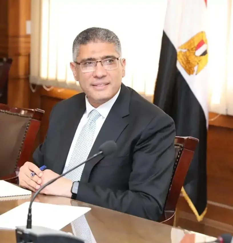 محافظ الجيزة يطالب بسرعة دراسة وضع صاحب محل الدهانات في إمبابة وتقديم الدعم المناسب له ولعائلته. محافظ الجيزة يطالب بسرعة دراسة وضع صاحب محل الدهانات في إمبابة وتقديم الدعم المناسب له ولعائلته.