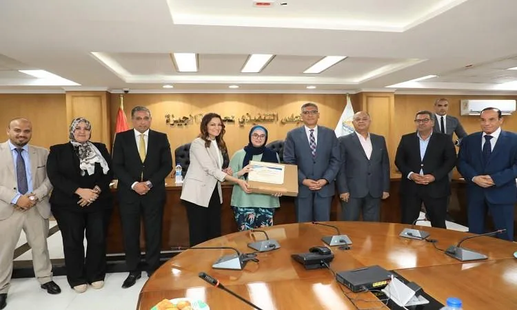 محافظ الجيزة يكرّم المتفوقين في الثانوية العامة والدبلومات الفنية. محافظ الجيزة يكرّم المتفوقين في الثانوية العامة والدبلومات الفنية.
