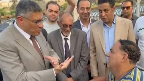 محافظ الجيزة يلبي طلب مواطن بشأن الحصول على شقة أثناء تجواله في الشارع محافظ الجيزة يلبي طلب مواطن بشأن الحصول على شقة أثناء تجواله في الشارع