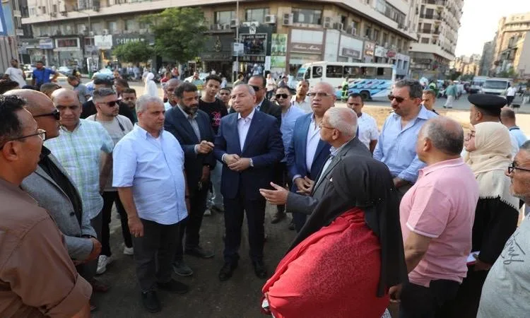 محافظ القاهرة يأمر بتحسين كفاءة الطرق المحيطة بحديقة الأزبكية استعدادًا لافتتاحها.