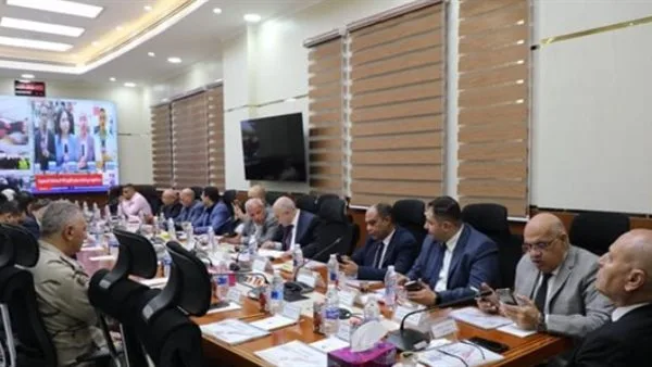 محافظ القاهرة يترأس اجتماعًا شاملاً في غرفة العمليات لمراقبة انتخابات مجلس الشيوخ.