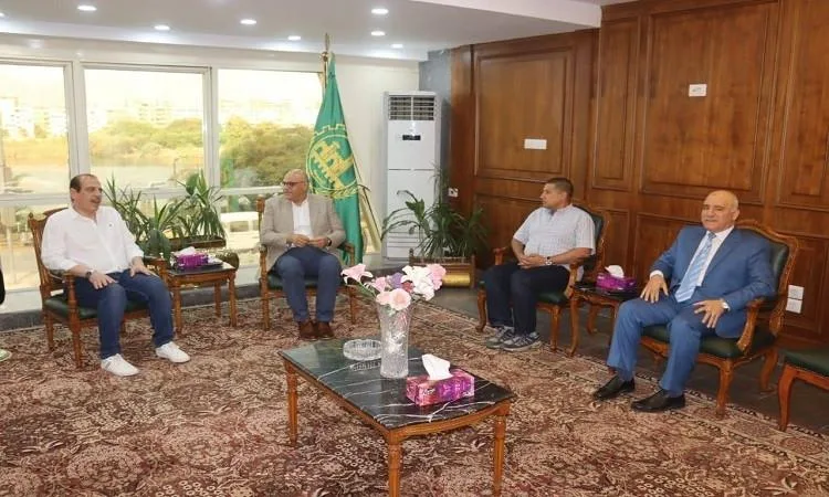 محافظ القليوبية يستقبل نائب وزير الصحة لشؤون الطب الوقائي والرعاية الصحية محافظ القليوبية يستقبل نائب وزير الصحة لشؤون الطب الوقائي والرعاية الصحية