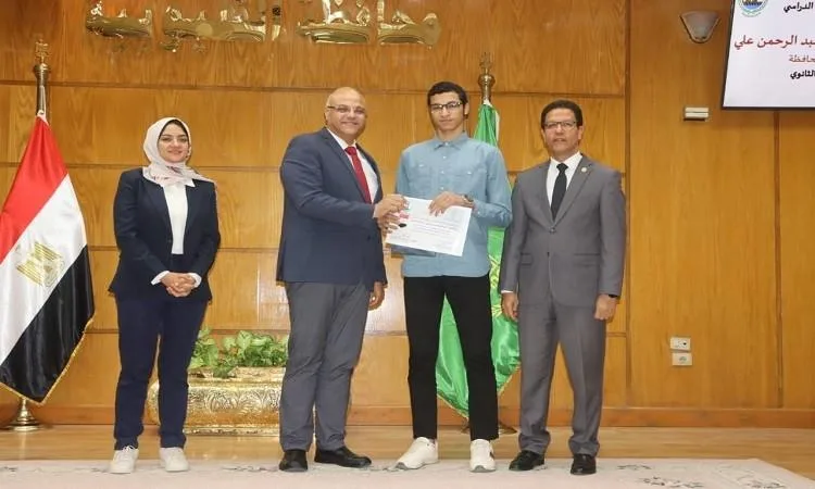 محافظ القليوبية يُكرّم 44 طالباً من المتفوقين في الشهادات العامة والأزهرية والفنية. محافظ القليوبية يُكرّم 44 طالباً من المتفوقين في الشهادات العامة والأزهرية والفنية.