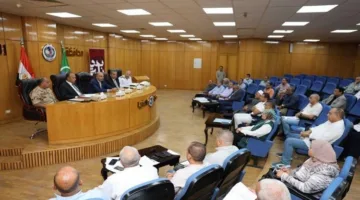 محافظ المنيا يؤكد على تحسين كفاءة الحملات الميكانيكية وتعزيز الأداء في المراكز.