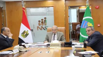 محافظ المنيا يزور غرفة العمليات لمتابعة انتخابات مجلس الشيوخ (صور)