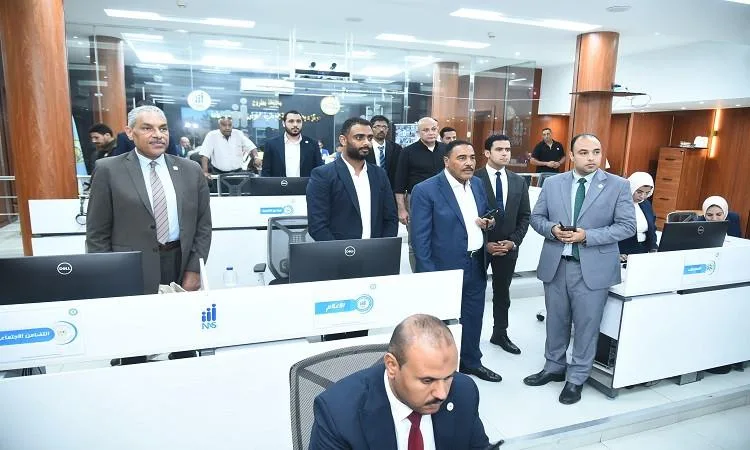 محافظ مطروح يتابع إتمام عملية إغلاق صناديق الاقتراع في 127 لجنة انتخابية محافظ مطروح يتابع إتمام عملية إغلاق صناديق الاقتراع في 127 لجنة انتخابية