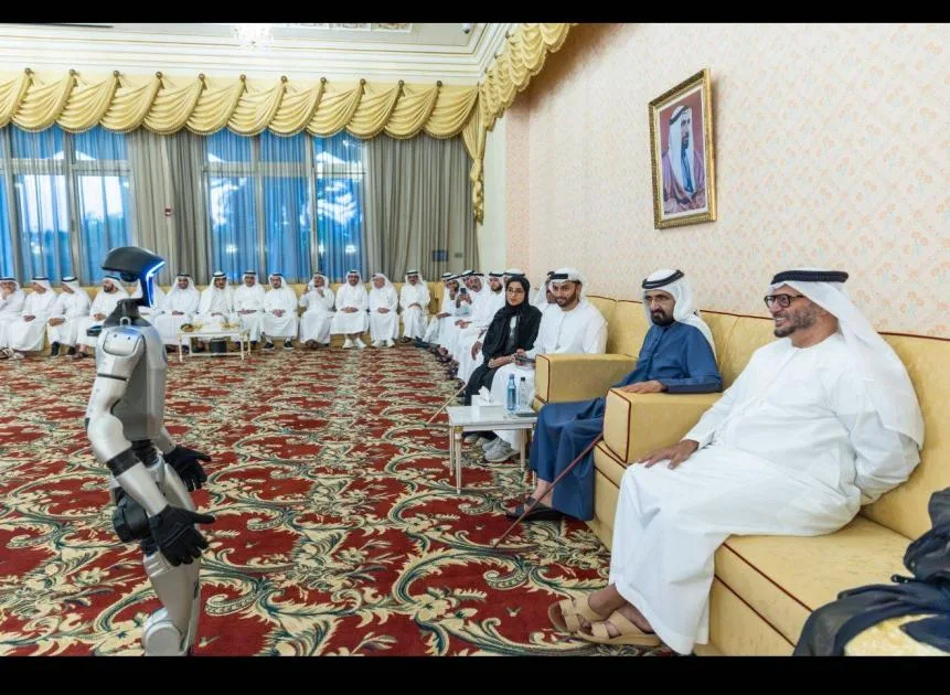 محمد بن راشد يرحب بالروبوت G1 في مجلسه محمد بن راشد يرحب بالروبوت G1 في مجلسه