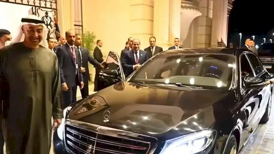 محمد بن زايد يتولى قيادة سيارة السيسي في الساحل.. ما هي رمزية هذا الموقف؟ (فيديو) محمد بن زايد يتولى قيادة سيارة السيسي في الساحل.. ما هي رمزية هذا الموقف؟ (فيديو)