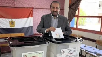 محمد شبانة يُدلي بصوته في انتخابات مجلس الشيوخ ويشير إلى أن ما جذب انتباهه هو توافد الشباب أمام اللجان.