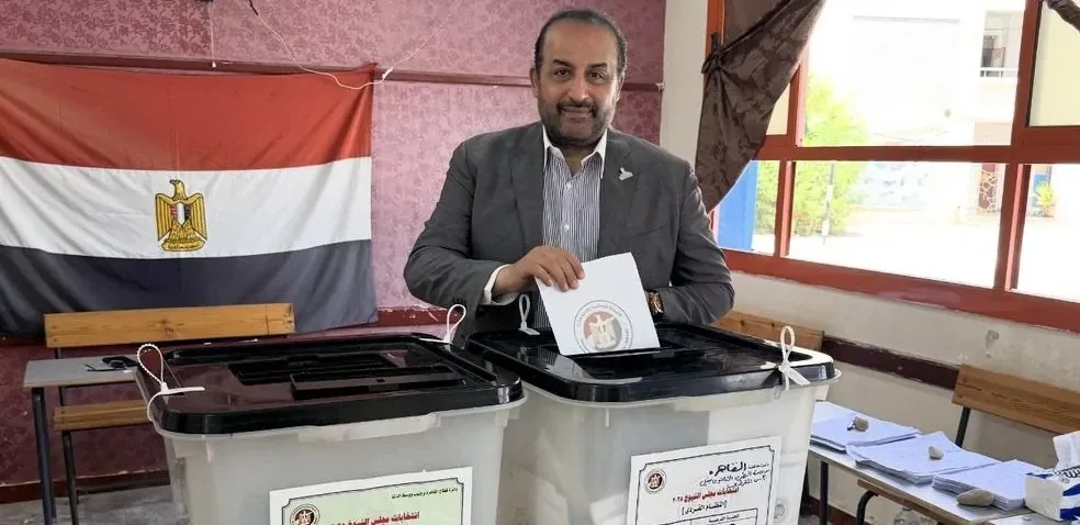 محمد شبانة يُدلي بصوته في انتخابات مجلس الشيوخ ويشير إلى أن ما جذب انتباهه هو توافد الشباب أمام اللجان. محمد شبانة يُدلي بصوته في انتخابات مجلس الشيوخ ويشير إلى أن ما جذب انتباهه هو توافد الشباب أمام اللجان.