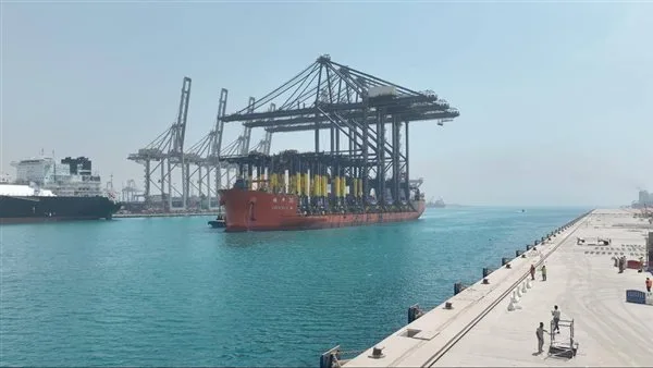 مدير تطوير ميناء السخنة: المشروع تحول من صحراء إلى واحد من أكبر الموانئ على مستوى العالم. مدير تطوير ميناء السخنة: المشروع تحول من صحراء إلى واحد من أكبر الموانئ على مستوى العالم.