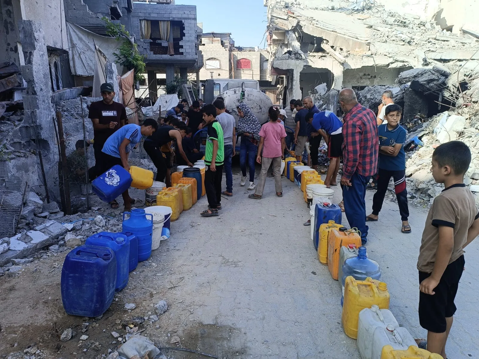 مراسلنا يصف لحظة من غزة: معاناة العطش في ظل النيران