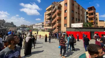 مستشفى ناصر في خان يونس يتعرض لقصف إسرائيلي، مما يؤدي إلى مقتل 15 شخصاً، من بينهم أربعة صحفيين.