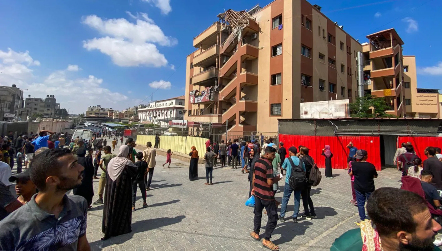 مستشفى ناصر في خان يونس يتعرض لقصف إسرائيلي، مما يؤدي إلى مقتل 15 شخصاً، من بينهم أربعة صحفيين. مستشفى ناصر في خان يونس يتعرض لقصف إسرائيلي، مما يؤدي إلى مقتل 15 شخصاً، من بينهم أربعة صحفيين.