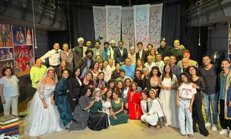 مسرحية ‘حواديت’ لخالد جلال تحصد جائزة أفضل عمل جماعي في ختام مهرجان المسرح المصري القومي