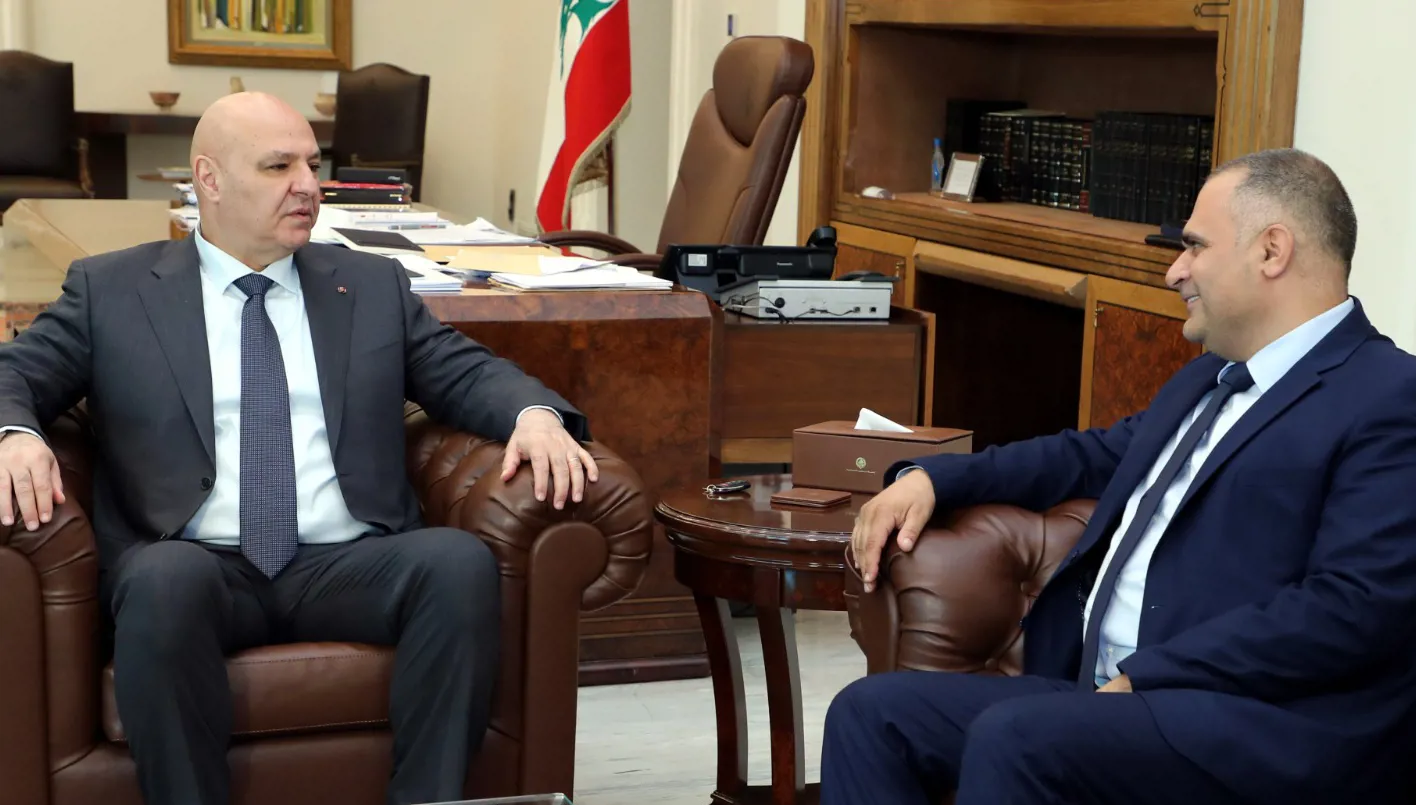 مسعد من بعبدا: أكدت ثقتي في أداء الرئيس عون بشأن قضية احتكار السلاح. مسعد من بعبدا: أكدت ثقتي في أداء الرئيس عون بشأن قضية احتكار السلاح.