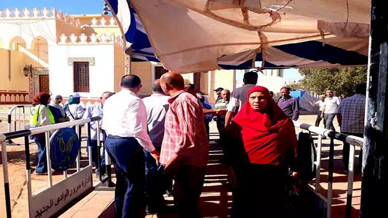 مشاركة بارزة لكبار السن في المشهد الانتخابي بقرى الوادي الجديد مشاركة بارزة لكبار السن في المشهد الانتخابي بقرى الوادي الجديد