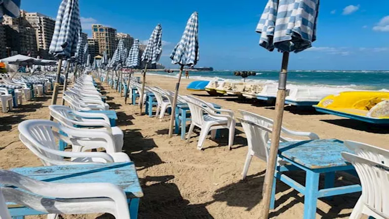 مشهد فريد من نوعه.. شواطئ الإسكندرية خالية من الزوار في وسط الصيف – صور مشهد فريد من نوعه.. شواطئ الإسكندرية خالية من الزوار في وسط الصيف – صور