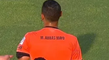 مصدر من لجنة الحكام يوضح لـ “في الجول” سبب كتابة اسم الحكم على ظهر قميصه.