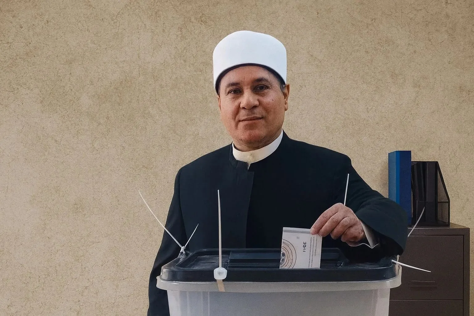 مظهر شاهين: شاركت بصوتي في انتخابات الشيوخ وأحث المواطنين على الانخراط الفعّال. مظهر شاهين: شاركت بصوتي في انتخابات الشيوخ وأحث المواطنين على الانخراط الفعّال.