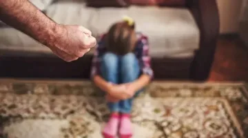 معاناة وجوع وتسوّل: حكاية أب يحوّل حياة طفليه التوأم إلى كابوس