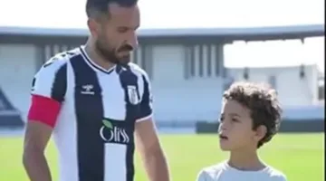 معلول يتواجد مع ابنه في ملعب الصفاقسي ويستعرض أبرز معالمه (صور)