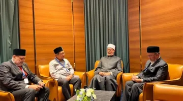 مفتي الجمهورية يجتمع بقيادات المنظمة العالمية لخريجي الأزهر في ماليزيا ويعبر عن تقديره لجهودهم في تعزيز الفكر الوسطي.