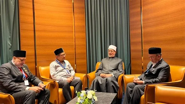 مفتي الجمهورية يجتمع بقيادات المنظمة العالمية لخريجي الأزهر في ماليزيا ويعبر عن تقديره لجهودهم في تعزيز الفكر الوسطي. مفتي الجمهورية يجتمع بقيادات المنظمة العالمية لخريجي الأزهر في ماليزيا ويعبر عن تقديره لجهودهم في تعزيز الفكر الوسطي.