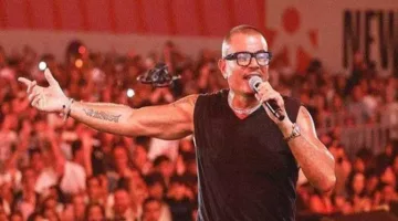 مقتطفات من حفلة عمرو دياب في العلمين الجديدة: مدفع تيشيرتات وكواليس الأغاني