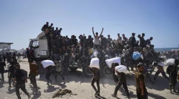 مقتل العشرات من الفلسطينيين في قطاع غزة، بما في ذلك من ينتظرون المساعدات.