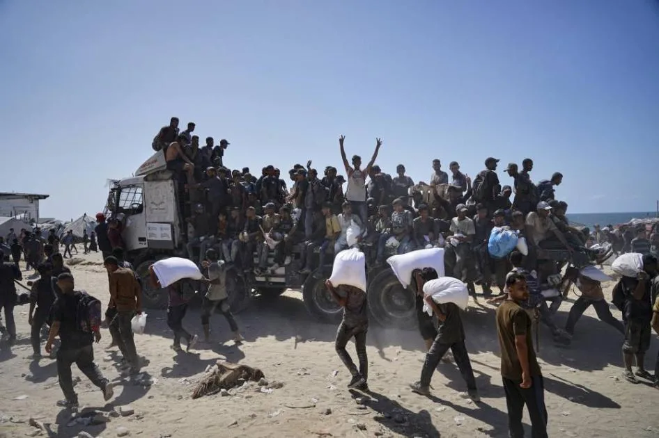 مقتل العشرات من الفلسطينيين في قطاع غزة، بما في ذلك من ينتظرون المساعدات. مقتل العشرات من الفلسطينيين في قطاع غزة، بما في ذلك من ينتظرون المساعدات.