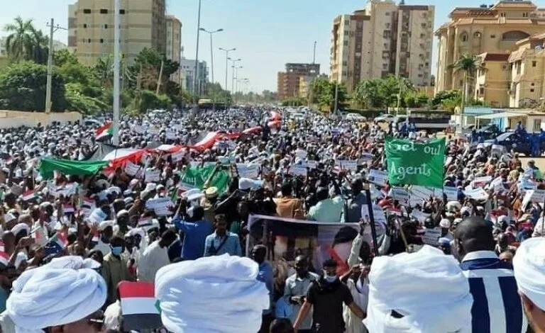 مئات الآلاف من السودانيين عادوا إلى منازلهم بفخر وكرامة، دون أي مفاوضات أو تدخلات خارجية. مئات الآلاف من السودانيين عادوا إلى منازلهم بفخر وكرامة، دون أي مفاوضات أو تدخلات خارجية.