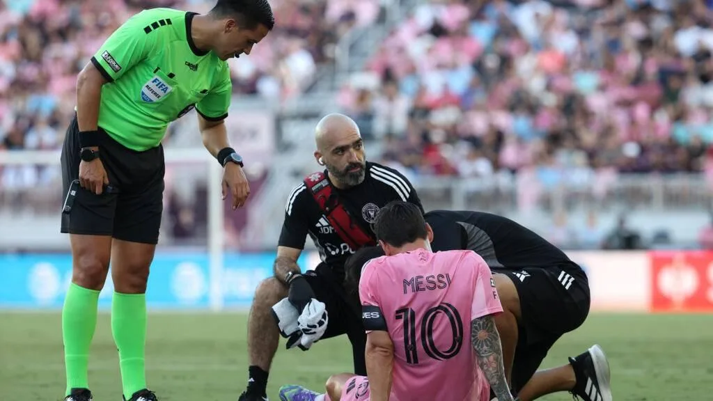 ميسي يغادر المباراة مصابًا ضد إنتر ميامي ونيكاسكا ميسي يغادر المباراة مصابًا ضد إنتر ميامي ونيكاسكا