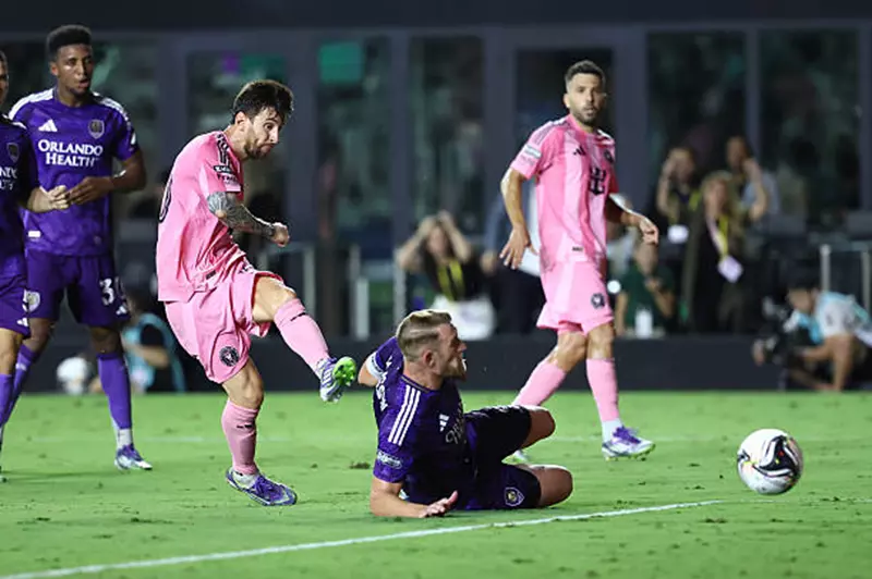 ميسي يوجه إنتر ميامي إلى نهائي كأس الدوريات بعد تسجيله هدفين في شباك أورلاندو. ميسي يوجه إنتر ميامي إلى نهائي كأس الدوريات بعد تسجيله هدفين في شباك أورلاندو.