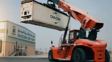 ميناء خزائن البري يصبح نقطة نهائية للشحنات في الشبكة العالمية للنقل البحري.