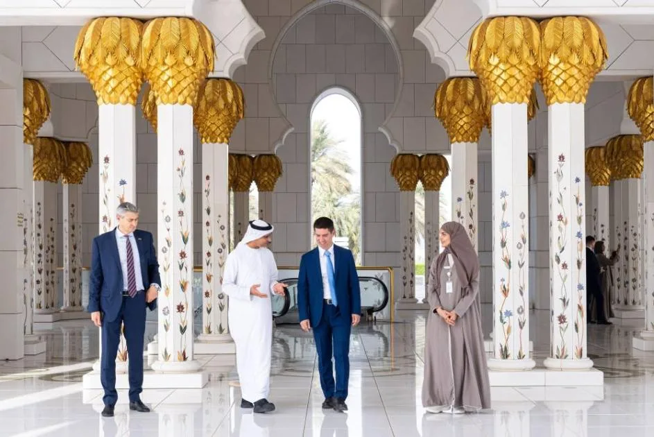نائب رئيس الحكومة المولدوفي يتفقد جامع الشيخ زايد الكبير