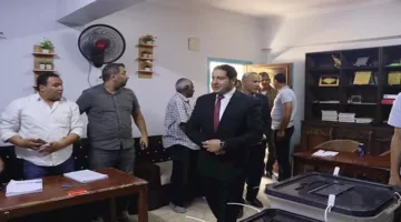 نائب محافظ بني سويف يزور مراكز انتخابات الشيوخ (صور)