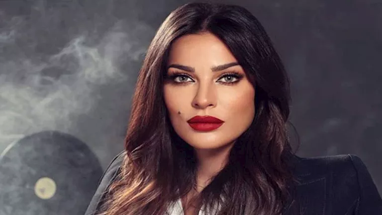 نادين نجيم تتألق بفستان جريء وشفاف.. كيف قامت بتنسيق إطلالتها؟
