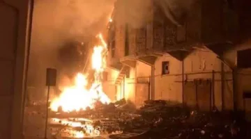 نار كبيرة تندلع في مستودع للأوراق في الفجالة