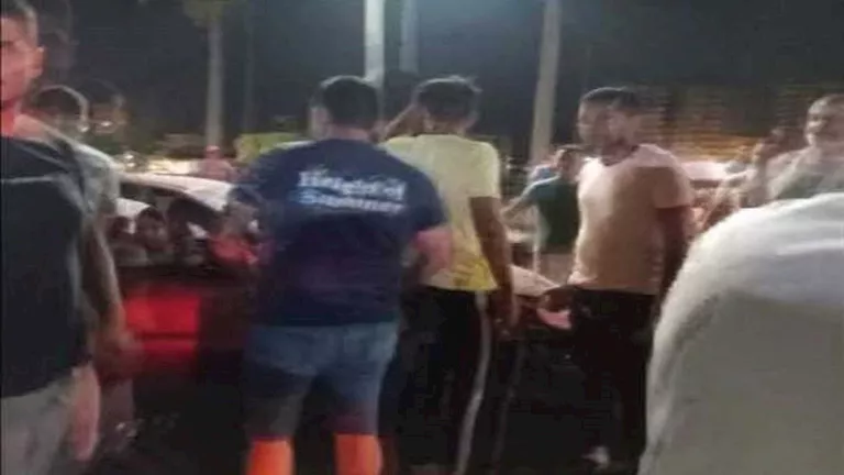 نتيجة للسرعة المفرطة.. سيارة تصطدم بثلاث نساء على رصيف كورنيش دمياط (صور) نتيجة للسرعة المفرطة.. سيارة تصطدم بثلاث نساء على رصيف كورنيش دمياط (صور)