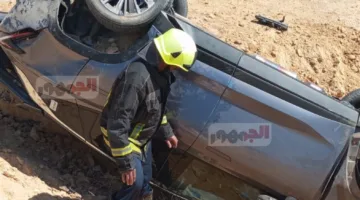 نجاة 3 أفراد من عائلة وسائقهم بعد انقلاب سيارة على طريق السويس