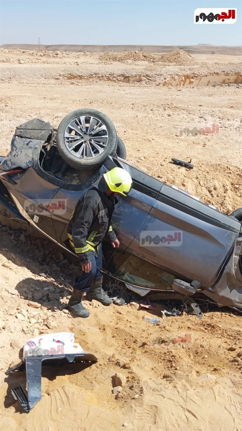 نجاة 3 أفراد من عائلة وسائقهم بعد انقلاب سيارة على طريق السويس نجاة 3 أفراد من عائلة وسائقهم بعد انقلاب سيارة على طريق السويس