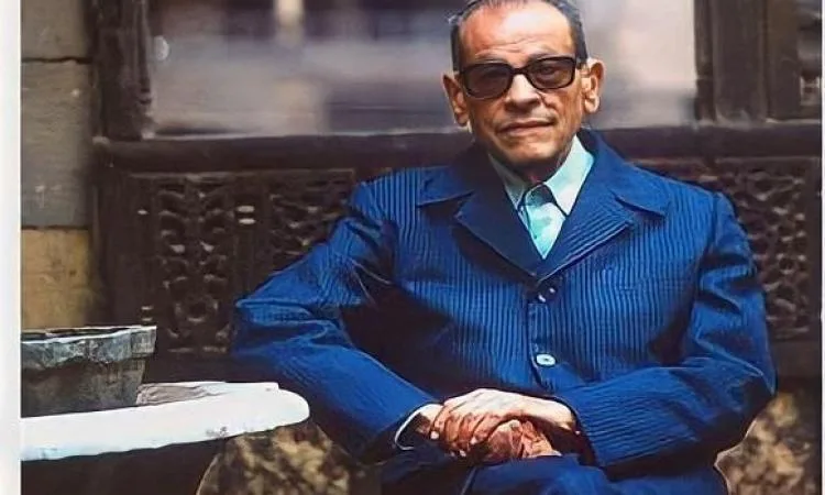 نجيب محفوظ: رمز الأدب المصري الذي حفظته الكلمة والصورة