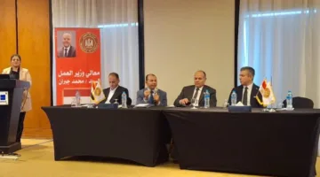 ندوة توعوية عن قانون العمل الجديد في القاهرة بمشاركة ممثلين من 100 شركة.