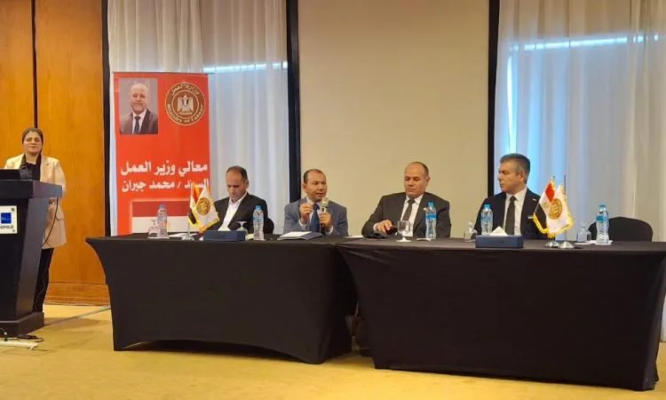 ندوة توعوية عن قانون العمل الجديد في القاهرة بمشاركة ممثلين من 100 شركة. ندوة توعوية عن قانون العمل الجديد في القاهرة بمشاركة ممثلين من 100 شركة.