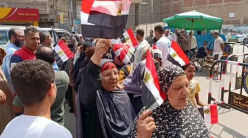 نساء يهتفن بأعلام مصر أمام لجنة مدرسة أحمد زويل في كفر الشيخ – صور