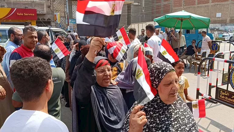 نساء يهتفن بأعلام مصر أمام لجنة مدرسة أحمد زويل في كفر الشيخ – صور نساء يهتفن بأعلام مصر أمام لجنة مدرسة أحمد زويل في كفر الشيخ – صور