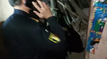 نعرض الصور الأولى لمبنى الجمالية الذي انهار.. مع عمليات بحث مكثفة عن ناجين